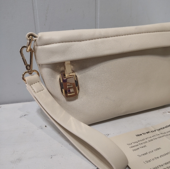Snugbox Locking‎ Stash Travel Bag Wristlet Clutch White